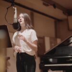 Erza Muqoli Instagram - C’est trop bien de voir l’album prendre forme 😍 Si ça vous dit de voir quelques images des coulisses de l’enregistrement, rendez-vous mercredi 15 mai sur ma page YouTube 🙈( abonnez-vous vous avec le lien dans ma bio )