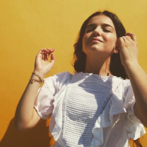 Erza Muqoli Instagram - J’espère que vous passez de bonnes vacances !💛