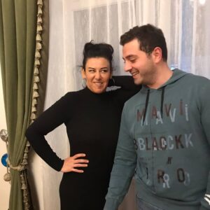 Esin Gündoğdu Instagram - Ben güzel çıktıysam yanımdakini harcarım 😂😂
