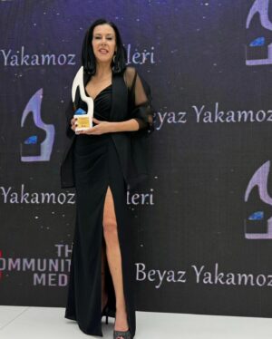Esin Gündoğdu Instagram - Dün ödül töreninden kalanlar, bana en güzel ödül @fuldenakyurek oldu,30 yıllık dostuz,saçma sapan bir şey yüzünden yaklaşık 3-4 yıldır görüşmüyorduk ama dün onu görünce üstüne atladım. Kaldığımız yerden devam. 🧿❤️
