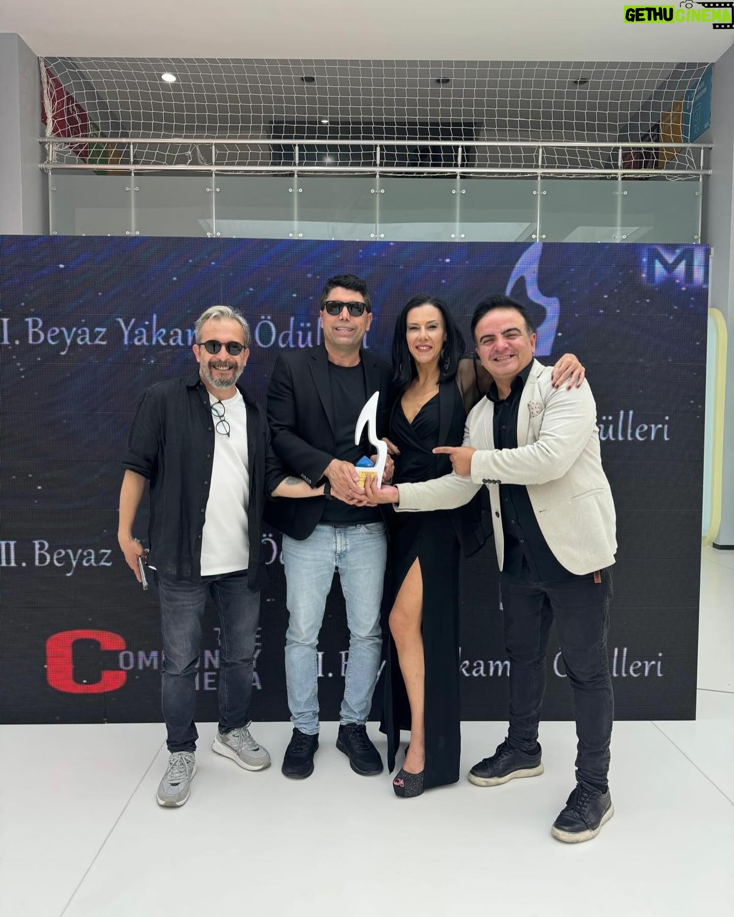 Esin Gündoğdu - 4.2K Likes - Dün ödül töreninden kalanlar, bana en güzel ödül @fuldenakyurek oldu,30 yıllık dostuz,saçma sapan bir şey yüzünden yaklaşık 3-4 yıldır görüşmüyorduk ama dün onu görünce üstüne atladım. Kaldığımız yerden devam. 🧿❤️