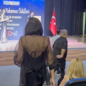 Esin Gündoğdu Instagram - Dün ödül töreninden kalanlar, bana en güzel ödül @fuldenakyurek oldu,30 yıllık dostuz,saçma sapan bir şey yüzünden yaklaşık 3-4 yıldır görüşmüyorduk ama dün onu görünce üstüne atladım. Kaldığımız yerden devam. 🧿❤️