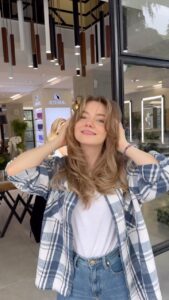 Eslem Akar Instagram - 🌟curtain bangs for an appointment 👇🏻👇🏻👇🏻 @muratbolathair ✨✨✨ #hairstyle #hairstylist #hair #hairartistry #hairvideodiary #tutorialesincreibles #hairstyles #istanbul #hairvideos #peinadosvideos #inspirehairstyles #americansalon #glamvids #turorialesvideos #styleartists #hairvideo #wakeupandmakeup #hairmakeupdiary #fyp #ideiasparameninas #allmodernhair #amazing #istanbul #hairfeed @hairvev @hairfuv #emreayaksizetiler #emreayaksizhairpalace #emreayaksiz