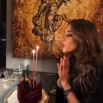 Eslem Akar Instagram – 25 yaş tam olarak bir dönüm noktasıydı sanırım benim için.. Kim olduğumu, neler istediğimi ve hayattan isteklerimi net olarak gördüğüm bir yıl oldu. Çok güldüğüm ve bir o kadar da ağladığım bir yaştı🥲 Zamanın bu kadar hızlı geçmesi çok korkutucu ama insanın kendini bulması da bir o kadar keyifli✨🍀 Bu sadece daha başlangıç; daha çok öğreneceğim daha çok büyüyeceğim ve daha çok ağlayıp daha çok güleceğim yıllar olur inşallah. En önemlisi hayatımda sevdiğim insanlarla sırtımın asla yere gelmeyeceği. Bana güzel davran 26🤍 Hoşgeldin!