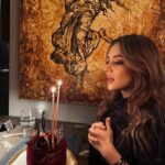 Eslem Akar Instagram – 25 yaş tam olarak bir dönüm noktasıydı sanırım benim için.. Kim olduğumu, neler istediğimi ve hayattan isteklerimi net olarak gördüğüm bir yıl oldu. Çok güldüğüm ve bir o kadar da ağladığım bir yaştı🥲 Zamanın bu kadar hızlı geçmesi çok korkutucu ama insanın kendini bulması da bir o kadar keyifli✨🍀 Bu sadece daha başlangıç; daha çok öğreneceğim daha çok büyüyeceğim ve daha çok ağlayıp daha çok güleceğim yıllar olur inşallah. En önemlisi hayatımda sevdiğim insanlarla sırtımın asla yere gelmeyeceği. Bana güzel davran 26🤍 Hoşgeldin!