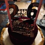Eslem Akar Instagram – 25 yaş tam olarak bir dönüm noktasıydı sanırım benim için.. Kim olduğumu, neler istediğimi ve hayattan isteklerimi net olarak gördüğüm bir yıl oldu. Çok güldüğüm ve bir o kadar da ağladığım bir yaştı🥲 Zamanın bu kadar hızlı geçmesi çok korkutucu ama insanın kendini bulması da bir o kadar keyifli✨🍀 Bu sadece daha başlangıç; daha çok öğreneceğim daha çok büyüyeceğim ve daha çok ağlayıp daha çok güleceğim yıllar olur inşallah. En önemlisi hayatımda sevdiğim insanlarla sırtımın asla yere gelmeyeceği. Bana güzel davran 26🤍 Hoşgeldin!