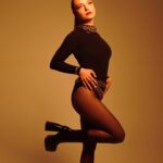 Eslem Akar Instagram – Çok özel bir çekimden bize kalanlar🖤

GENEL KOORDİNATÖR: @zisanseckin
FOTOĞRAF: @kaan.turkerr 
PRODÜKSİYON: @dilaysjoker
STYLING: @_gamzesengul_
MAKYAJ: @cuneytseven
SAÇ: @muhammetcicekhair
@Studio42hairdesign
STYLING ASİSTAN: @dilara.dursun & @beyz.kd & @zehra_guull
SAÇ ASİSTAN: @dilatuygunn
Menajerlik: @hasangungormanagement 
Ayakkabı: @shoebellas / @magg.pr