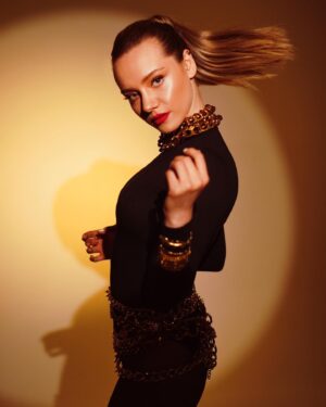 Eslem Akar Instagram - Çok özel bir çekimden bize kalanlar🖤

GENEL KOORDİNATÖR: @zisanseckin
FOTOĞRAF: @kaan.turkerr 
PRODÜKSİYON: @dilaysjoker
STYLING: @_gamzesengul_
MAKYAJ: @cuneytseven
SAÇ: @muhammetcicekhair
@Studio42hairdesign
STYLING ASİSTAN: @dilara.dursun & @beyz.kd & @zehra_guull
SAÇ ASİSTAN: @dilatuygunn
Menajerlik: @hasangungormanagement 
Ayakkabı: @shoebellas / @magg.pr