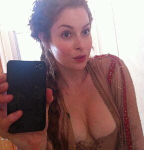 Esmé Bianco Instagram - Once upon a time in Westeros….so excited for tonight 🔥🐲 #hotd
