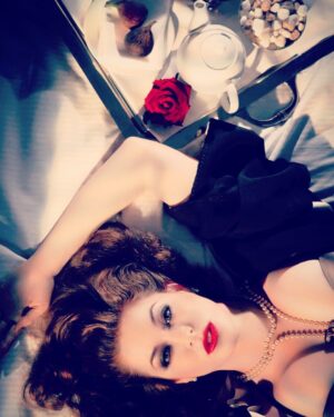 Esmé Bianco Instagram - Mondaze 🦥 #curlygirl