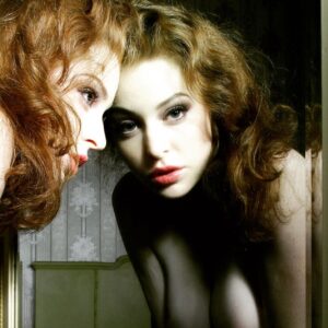 Esmé Bianco Instagram - “What do you see when you look in the mirror?” “I see me, looking fabulous” 📸 Andreas Neubauer 

#oldiebutgoodie #selfworth #loveyourself