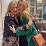 Esmeralda Moya Instagram - Esta semana fui a 📍Bilbao a hacer varias cositas y no pude resistirme a conocer el salón de @yolandaaberasturioficial . Es una de las mejores peluqueras de España y siempre quise conocerla, ha peina a las actrices más grandes de este país, y también ha hecho varias alfombras como Los Goya. Probamos varios peinados para estas navidades, ondas sueltas y naturales y también, un recogido sencillo 💁🏼‍♀️, ¿qué os parece?. Además, me hice un sellado de puntas con un tratamiento molecular de @lorealpro_educacion_es ya que sabéis, no me corto el pelo por la promesa que tengo con mi marido! Llevo dos años sin cortármelo y me queda otro año más, YUHU! Con este sellado he conseguido cerrar las puntas abiertas. También quiero dar gracias a @iamverohaircare y a @begofernandez_lasarenas , que son súper profesionales y me cuidaron con un cariño excepcional. #salondebelleza #yolandanaberasturi #bilbao #belleza #steampod4 #promesa #ruida #blondie #encolaboracioncon #lorealproeducacion #lorealpro #girls #publi