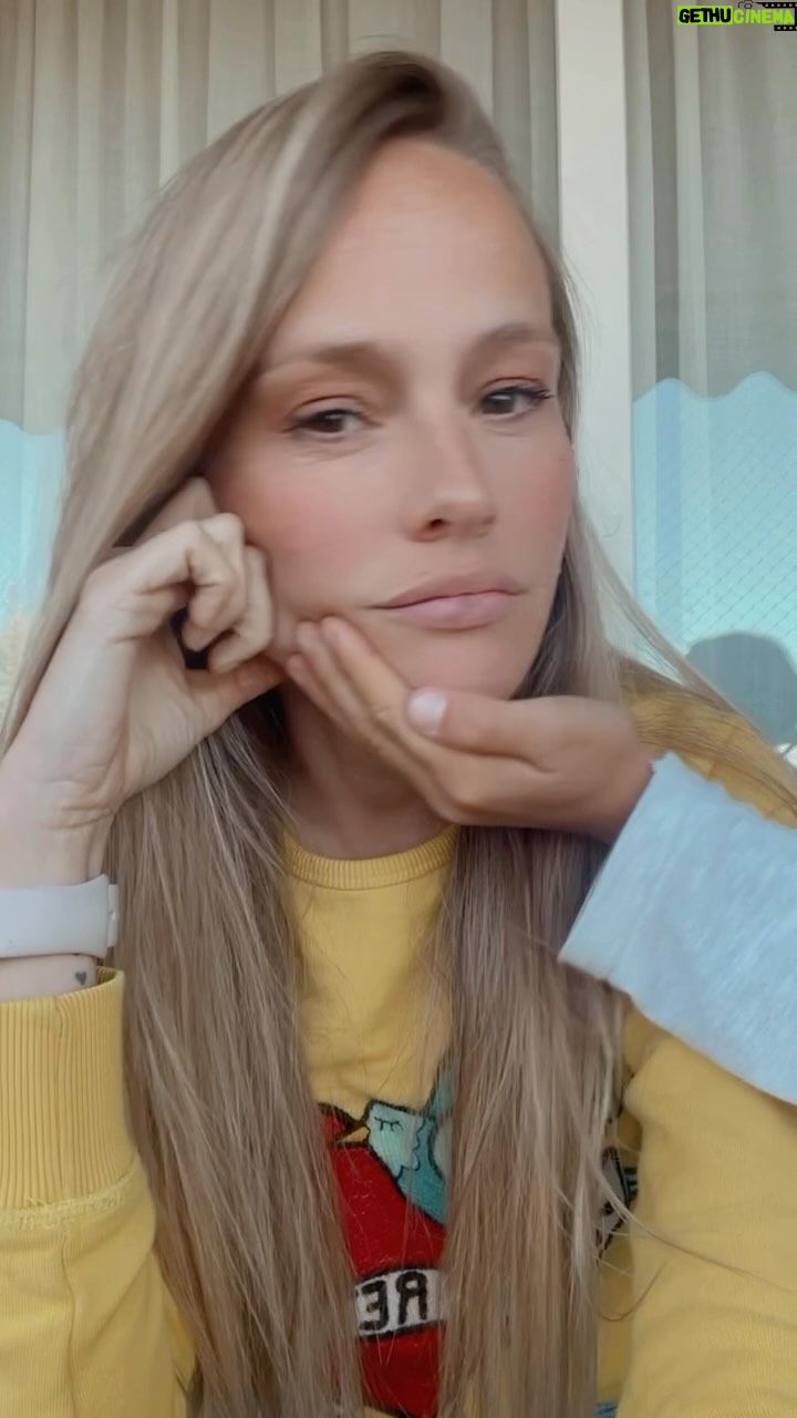 Esmeralda Moya Instagram - Este vídeo sin el audio no tendría sentido… Al final sucumbí, y me trajo 7 gusanos, pero ya no más! A Amalia no dejamos que los toque porque los coge y aún, no entiende mucho que no se pueden aplastar. Cuando sea más mayor le tendremos que dejar que ella también los traiga.