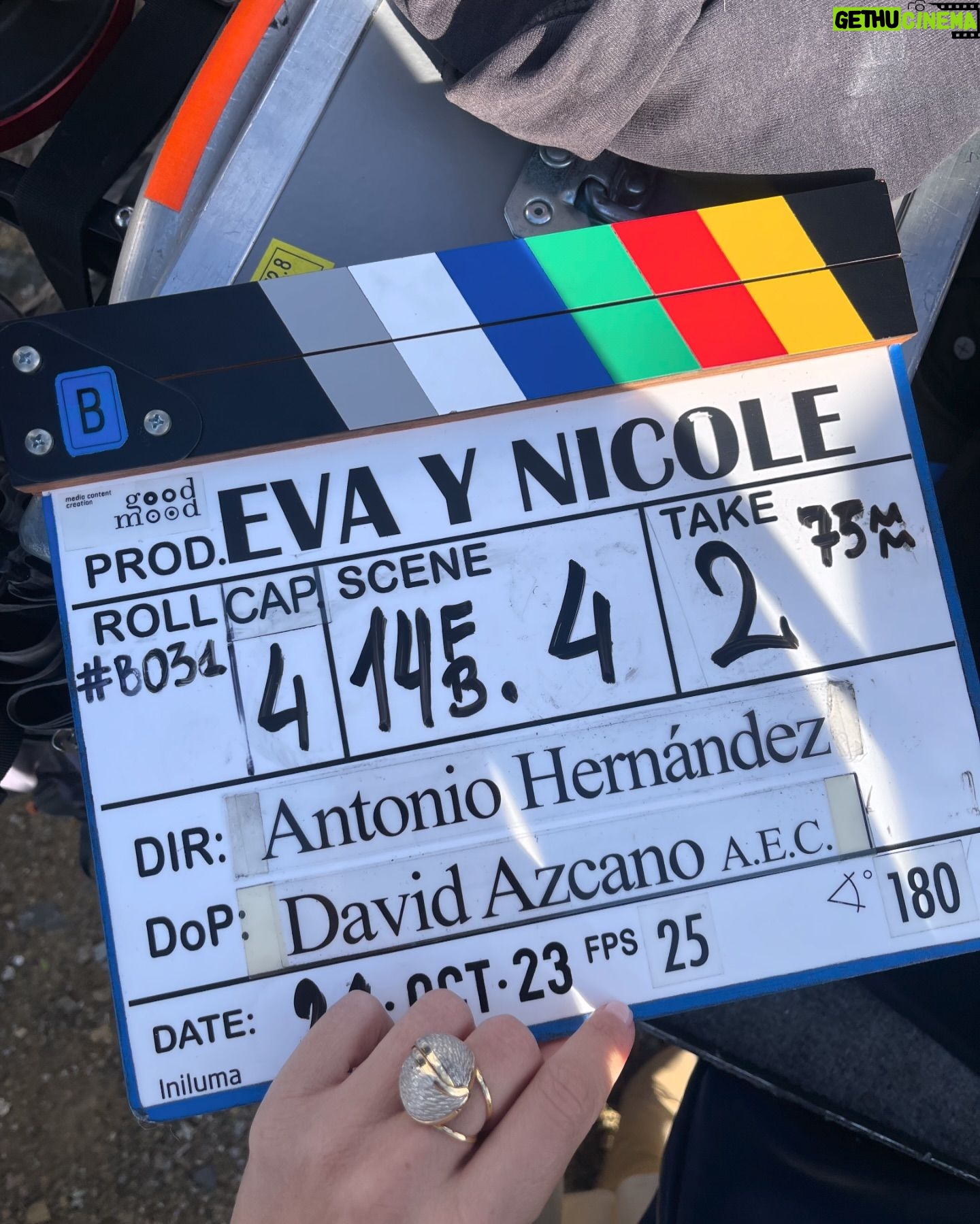 Esmeralda Moya Instagram - De las cosas más bonitas que me han ocurrido estos últimos meses. Me siento muy agradecida por formar parte de este proyecto tan especial, Eva y Nicole. Gracias al equipo artístico y al técnico. La verdad es que ha sido maravilloso haberme reencontrado con muchos compañeros y también, de haber conocido gente nueva. Tengo que reconocer que un día estaba muy malita y me cuidaron todos muchísimo 😊. Pronto en @atresplayer Gracias @thegoodmoodproductions 🎬 @ecija_dani 😊@leirayserrano 🫶🏼 y a @naratalent !