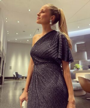 Esmeralda Moya Instagram - Un día especial con un vestido especial… Han sido días de muchas celebraciones y emociones. 

Os quiero ✨

Vestido @rosa_clara