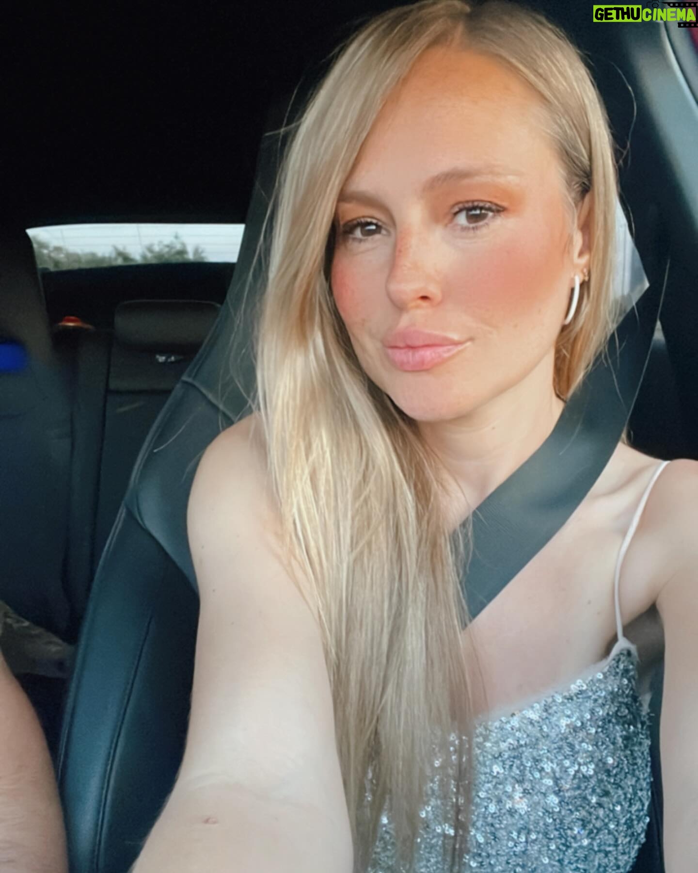 Esmeralda Moya Instagram - ¡Viernes y una lentejuela, con mi marido y un concierto! Me emociono al escribirlo y todo, es lo que tiene la falta de costumbre… Pero los niños ya van haciendo mayores y voy (vamos) encontrando nuestros ratitos fundamentales de pareja! FUNDAMENTALES ⭐️