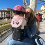 Esmeralda Moya Instagram - NO ES LO MISMO ESTAR JUNTOS QUE UNIDOS. Desde que mi padre comenzó con sus cositas de salud no he parado de cuestionarme y analizar un montón de cosas de la vida. El año pasado fue una revolución personal, un punto de inflexión que me hizo ver y entender que la gente viene y va, el trabajo también, pero la felicidad no. La felicidad se construye y se trabaja, se valora y se cuida. Valoro, cuido y mimo todos los momentos con mis hijos, con mi familia, mis amigas (las que siempre están)… Hace años no imaginaba que la vida me iba a cambiar tanto, para bien, claro está. Jamás pensé que iba a tener una hija y que junto a mi hijo me iban a dar tanto amor y cariño, que me iba a sentir tan querida por ellos y por mi marido. Y como os digo, la vida me ha cambiado para bien, a pesar de los contratiempos y sinsabores de la vida doy gracias. Porque estamos todos juntos y unidos, y disfruto de cada momento, de cada segundo, de cada rayo de sol, de cada tarde de invierno en casa, de cada sonrisa de mis hijos, de cada videollamada de mi marido, de cada comida de mi madre y de cada abrazo de mi padre. Os quiero y os amo a partes iguales.