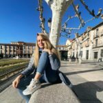 Esmeralda Moya Instagram - NO ES LO MISMO ESTAR JUNTOS QUE UNIDOS. Desde que mi padre comenzó con sus cositas de salud no he parado de cuestionarme y analizar un montón de cosas de la vida. El año pasado fue una revolución personal, un punto de inflexión que me hizo ver y entender que la gente viene y va, el trabajo también, pero la felicidad no. La felicidad se construye y se trabaja, se valora y se cuida. Valoro, cuido y mimo todos los momentos con mis hijos, con mi familia, mis amigas (las que siempre están)… Hace años no imaginaba que la vida me iba a cambiar tanto, para bien, claro está. Jamás pensé que iba a tener una hija y que junto a mi hijo me iban a dar tanto amor y cariño, que me iba a sentir tan querida por ellos y por mi marido. Y como os digo, la vida me ha cambiado para bien, a pesar de los contratiempos y sinsabores de la vida doy gracias. Porque estamos todos juntos y unidos, y disfruto de cada momento, de cada segundo, de cada rayo de sol, de cada tarde de invierno en casa, de cada sonrisa de mis hijos, de cada videollamada de mi marido, de cada comida de mi madre y de cada abrazo de mi padre. Os quiero y os amo a partes iguales.