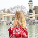 Esmeralda Moya Instagram – Viajera. Somos como polvo de estrellas, la vida sigue y avanza sin parar.
Cuando alguien te quiere te busca, quien te busca te espera y quien no quiere estar no hay que insistir ni obligar, hay que respetar, soltar y dejarse llevar. Cerrar puerta pero siempre abrir una ventana. Ir sin mochila pero con maletas para llevar tu energía bonita a cualquier rincón de planeta.

¿Cuando nos daremos cuenta de que vida solo hay una y hay que disfrutarla? Son cosas que parecen muy normales porque no paramos de escucharlas pero, ¿lo ponemos en práctica?

Celebrar, reír y morir, sin más. 

Foto @p_ferrer_photos