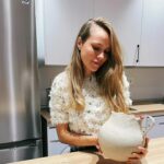 Esmeralda Moya Instagram - No hay nada más espectacular que tener y apreciar la artesanía en toda su amplitud, desde el comienzo con las materias primas hasta ver el resultado final lleno de amor y cariño. Hoy en día la artesanía es sinónimo de modernidad e innovación, ya que sus procesos de elaboración son minuciosos, como el de mi jarra para el agua, que no faltará estas navidades en mi mesa. Es de @ohyokoceramics En este caso, la artesanía que he escogido está producida en Castilla La Mancha, en @artesania_clm podéis ver la buena iniciativa, porque su actividad no solo genera riqueza, se genera empleo, apoyemos a la artesanía. Os voy a dejar un enlace en mi Stories para que veáis cómo podéis adquirir productos. Creo que es un buen regalo, una buena idea y una buena iniciativa. #artesaniacastillalamancha #artesania #regalos #navidad #jarra #vasija #publi