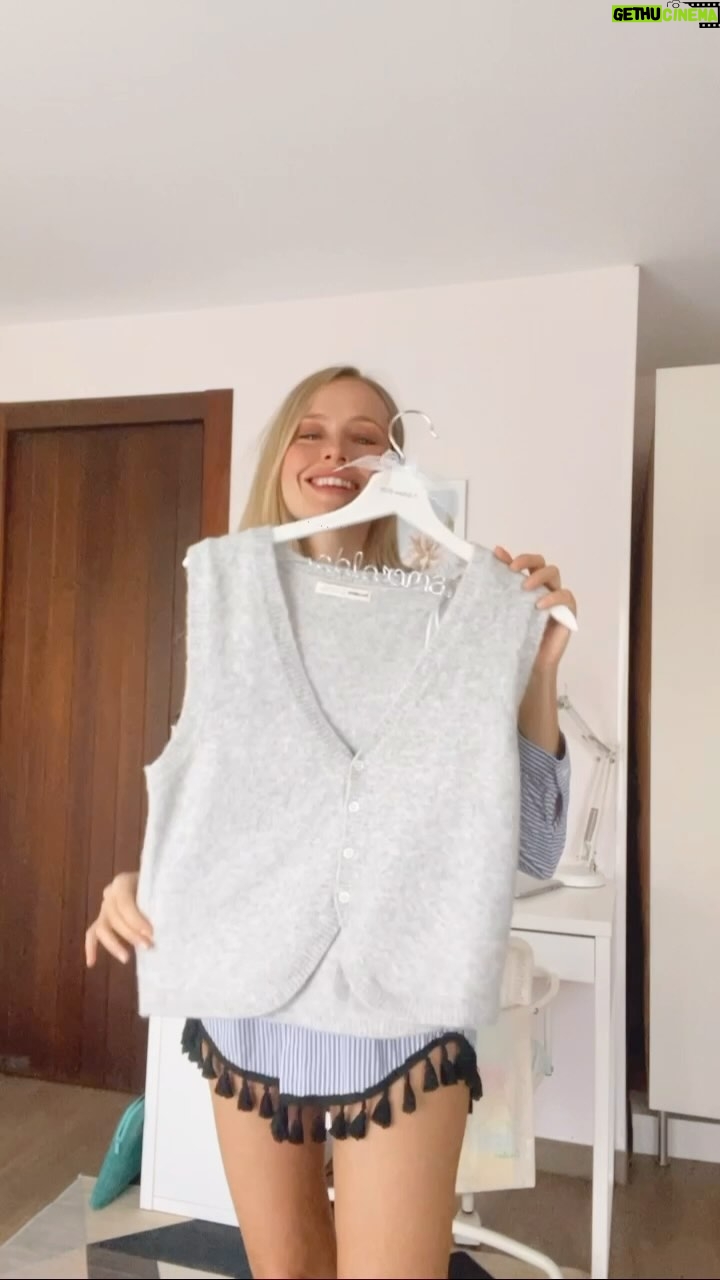 Esmeralda Moya Instagram - 2 tips para combinar un chaleco de lana 🫶🏼✨ Calentito para estos días de frío. En los ratitos libres me gusta crear mis oitfits, es algo que me encanta y me apasiona… Este vídeo lo he creado en poco tiempo, básicamente cuando los niños están en el cole y he terminado de trabajar… Pero oye, que me encanta y me hace ilusión cuando me preguntáis por privado como podéis combinar vuestras prendas. Hava a nice night ✨