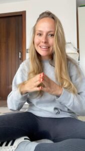 Esmeralda Moya Instagram - Mi padre tiene Párkinson y demencia asociada. Una enfermedad progresiva y dolorosa, sobre todo para él pero también para nosotros. Estas son algunas situaciones diarias a las que nos enfrentamos y que no somos conscientes de ello aunque lo hagamos con nuestra mejor voluntad. Desde aquí mando un cariñoso abrazo a todos los familiares, cuidadores y enfermos que padecen esta terrible enfermedad. No me quiero olvidar de los profesionales que asisten cada día a personas como mi padre. Hagamos un mundo más humano y más empático 💫. Que yo también lo he hecho en algún momento dado, pero aprendo y quiero seguir aprendiendo.