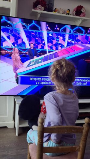 Esmeralda Moya Instagram - Mi Amalia siempre apoyándome. Creo que voy a subir sus reacciones cada vez que me vea… Ella es así de princesa y bonita.

 Hoy toda mi familia han estado pegados al televisor para apoyarme en @elcazadortve ! Ha sido muy emotivo ya que  he donado mi parte de premio a la asociación donde está mi padre, Torrafal. He querido aportar mi granito de arena para ayudar a los enfermos y familiares de Alzheimer.