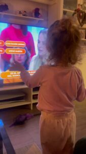 Esmeralda Moya Instagram - Su inocencia me derrite. Mi princesa me saluda cada vez que ve en la tele… He estado varios días pensado si subirlo porque soy bastante prudente, pero no lo puedo evitar, ella es así y también me tiene loca de amor junto a mi Bastian.