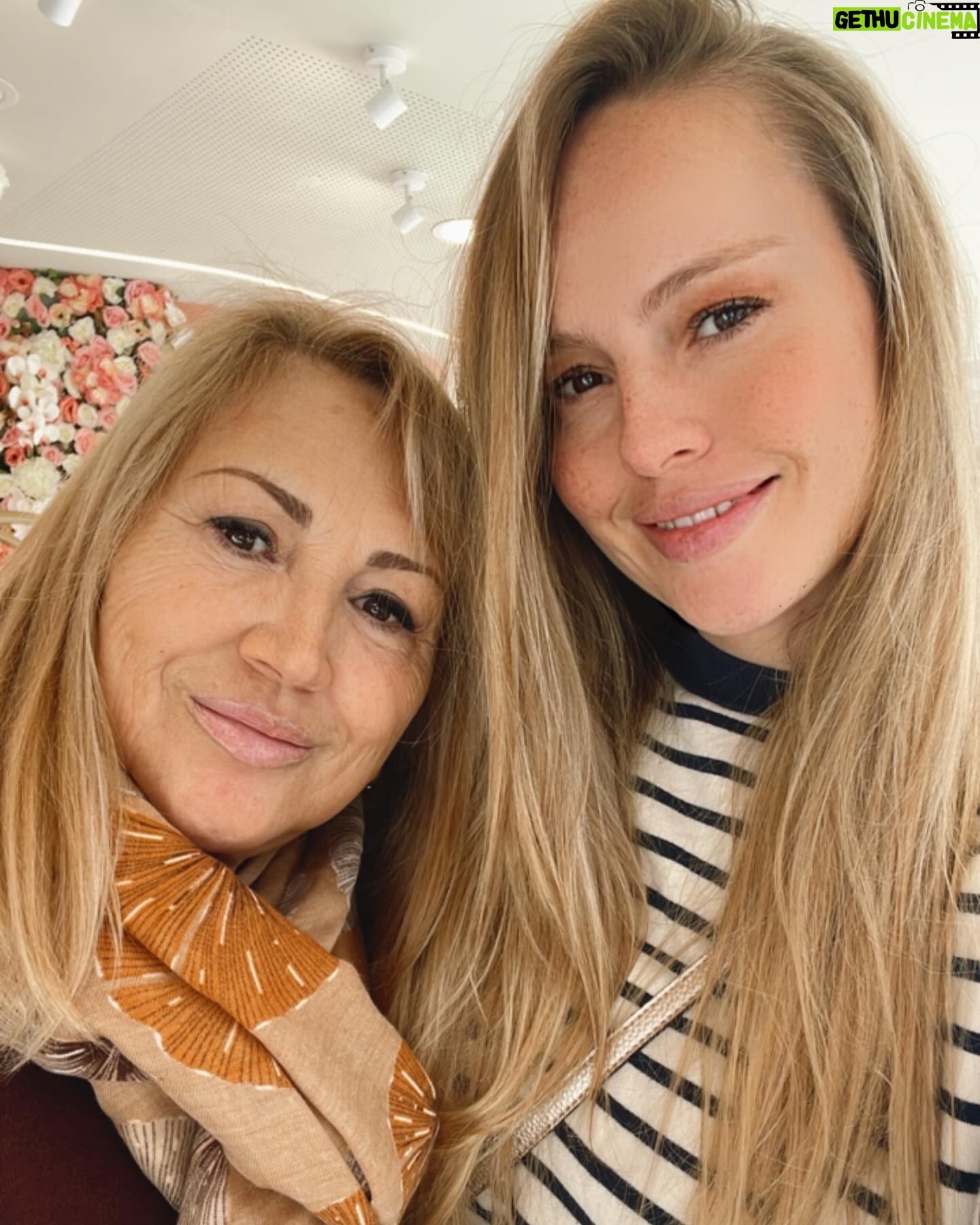 Esmeralda Moya Instagram - Sorteo, concurso, llámalo como quieras pero solo espero que te toque! Resulta que mi gran amiga @laurapomaresp tiene una de las mejores clínicas de estética @sainclinics ,mi madre y yo fuimos a visitarla y nos pareció muy buena idea sortear este pack maravilloso de tratamiento en cabina! 1 sesión de Criolipolisis 2 sesiones de Presoterapia 3 sesiones de Magic Colombia • • Solo tenéis que seguir la cuenta mencionada (@sainclinics )y además dejar un comentario en esta foto mencionando a vuestra mejor amig@, aquella que creáis que le haría una ilusión tremenda. Mi mami y yo una vez al@mes nos gusta dedicarnos un día para cuidarnos. Así que no descarto que lo hagamos! La o el ganad@r lo dirá @sainclinics en su perfil en una semana. 🍀 de la buena y bonita 🍀