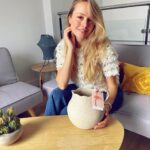 Esmeralda Moya Instagram - No hay nada más espectacular que tener y apreciar la artesanía en toda su amplitud, desde el comienzo con las materias primas hasta ver el resultado final lleno de amor y cariño. Hoy en día la artesanía es sinónimo de modernidad e innovación, ya que sus procesos de elaboración son minuciosos, como el de mi jarra para el agua, que no faltará estas navidades en mi mesa. Es de @ohyokoceramics En este caso, la artesanía que he escogido está producida en Castilla La Mancha, en @artesania_clm podéis ver la buena iniciativa, porque su actividad no solo genera riqueza, se genera empleo, apoyemos a la artesanía. Os voy a dejar un enlace en mi Stories para que veáis cómo podéis adquirir productos. Creo que es un buen regalo, una buena idea y una buena iniciativa. #artesaniacastillalamancha #artesania #regalos #navidad #jarra #vasija #publi