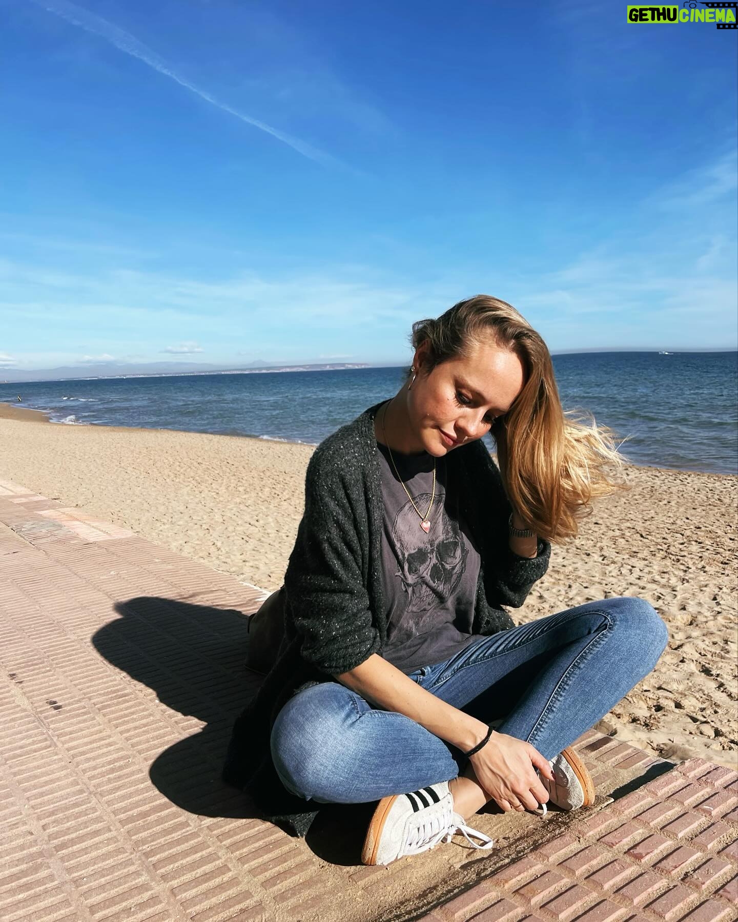 Esmeralda Moya Instagram - Con muchas ganas e ilusión con el 2024 ✨. Estoy llena energía! Según mi amiga Sandra tengo la mirada triste estos últimos meses, como os comentaba en posts anteriores la situación de mi padre a veces me desanima pero estamos luchando contra viento y marea…! Posiblemente tenga razón, pero me siento tan AGRADECIDA POR VUESTRO CARIÑO…. Quiero compartir con vosotros todo lo que estoy aprendiendo. 💖 Amor 💖