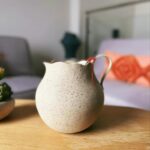 Esmeralda Moya Instagram - No hay nada más espectacular que tener y apreciar la artesanía en toda su amplitud, desde el comienzo con las materias primas hasta ver el resultado final lleno de amor y cariño. Hoy en día la artesanía es sinónimo de modernidad e innovación, ya que sus procesos de elaboración son minuciosos, como el de mi jarra para el agua, que no faltará estas navidades en mi mesa. Es de @ohyokoceramics En este caso, la artesanía que he escogido está producida en Castilla La Mancha, en @artesania_clm podéis ver la buena iniciativa, porque su actividad no solo genera riqueza, se genera empleo, apoyemos a la artesanía. Os voy a dejar un enlace en mi Stories para que veáis cómo podéis adquirir productos. Creo que es un buen regalo, una buena idea y una buena iniciativa. #artesaniacastillalamancha #artesania #regalos #navidad #jarra #vasija #publi