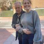 Esmeralda Moya Instagram - Es finde y lo sabemos, somos unos disfrutones y nos encanta hacer planes. Me preguntáis mucho por privado como está mi padre, y sinceramente, quiero dar las gracias por todas vuestras muestras de apoyo y de cariño. Está bien, tranquilo y siguiendo sus terapias para que la enfermedad lo avance a pasos agigantados. Estamos cuidando mucho de él y nos sentimos muy orgullosas de todo lo q va consiguiendo, es un camino duro pero estamos con él en todo momento. Me encanta ayudaros y quiero seguir haciéndolo, no dudéis en preguntarme, en pedirme ayuda si estáis pasando por lo mismo… Estoy contenta por saber que visibilizando esta terrible enfermedad puedo ayudar a muchas personas 💫
