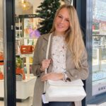 Esmeralda Moya Instagram - ESTOY DE CELEBRACIÓN ✨ El próximo 15 de diciembre @lasjoyasdeirene celebra su XI aniversario y por ello, van a sortear este bolso tan ideal de Tous y esta pulsera tan preciosa de Marina García. Es una de las joyerías más molonas de Torrejón de Ardoz que además cuenta con una tienda online muy puntera donde podéis hacer vuestros pedidos a los SS.MM. los Reyes Magos de Oriente 📝👑 Yo tengo ya mis pulseras, me las compré el otro día y estoy feliz, un bolso seguro que cae también! ¿Os apetece tener estos regalos? ¡Es muy sencillo! Tan solo hay que hacer lo siguiente: 💘 Seguir a las @lasjoyasdeirene 💘 Dejar un comentario invitando a dos amig@s. IMPORTANTE: cuenta si compartís en stories esta publicación. Os deseo mucha suerte familia bonita 🍀 En una semana se dirán los ganadores. —— Os quiero —— #diciembre #aniversario #regalos #navidad #chicas #chicos #encolaboracioncon #lasjoyasdeirene #publi