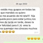 Esmeralda Moya Instagram - Para el 2023 pedí que la evolución de la enfermedad de mi padre no fuera a más y que avanzara muy lentamente. Por desgracia, la vida me sorprendió con todo lo contrario, la enfermedad avanza y pisa fuerte como un gigante en medio del desierto. Sin piedad. Pedí que me escribiera más WhatsApp así, pero como os decía, la vida o el destino no quiso que me escribiera más mensajes de este tipo y que me encantaban tanto… Pero sabéis que es lo que me regaló este año? TIEMPO PARA ESTAR CON ÉL Y DISFRUTARLE. TIEMPO PARA CUIDARLE Y QUERERLE MÁS AÚN. TIEMPO PARA ESTAR CON MI MADRE Y LUCHAR COMO DOS LEONAS. Quien me conoce sabe que siempre estoy con ellos, pero este años ha sido mágico por eso, porque he podido estar mucho más… Y sí, aún con todo doy gracias a la vida, gracias a que el tiempo no me ha arrebatado aún a mi padre y sigue estando con nosotros. Cuando la gente me pregunta por cómo está, siempre digo que muy bien (aunque por dentro esté rota de dolor), e instantáneamente me dicen la frase asquerosa : ay yo veo que ha pegado un bajón……. POR FAVOR, cuando preguntéis a un familiar o amigo de alguien que padece parkinsonismo no le (me) compartáis vuestra opinión porque no tenéis ni idea y porque no sabéis lo que vivimos en el día a día. Eso no ayuda, con esperar a escuchar la respuesta es suficiente. Agradezco todo el amor y el cariño que he recibido este año, todo los gestos por mínimos que hayan sido de las personas más allegadas de familiares y amigas. Este año ha sido un crecimiento personal inolvidable, he aprendido que a los padres hay que amarlos, cuidarlos y respetarlos siempre, como ellos lo hicieron por nosotros… ➰También he aprendido que quien quiere y te quiere, esta y estará siempre. Gracias de corazón ➰. Y a los que no habéis estado… pues sinceramente YA NO hace falta que estéis, no os necesitamos y os lo digo con todo el amor del mundo. Aún con todo, GRACIAS 2023 💫. No sé cómo será el 2024 pero sé que seguiré aprendiendo y queriendo sin límites. 💫 Este mensaje me lo escribía a la vuelta de uno de sus viajes con mi madre.