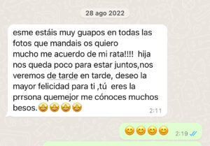 Esmeralda Moya Instagram - Para el 2023 pedí que la evolución de la enfermedad de mi padre no fuera a más y que avanzara muy lentamente. Por desgracia, la vida me sorprendió con todo lo contrario, la enfermedad avanza y pisa fuerte como un gigante en medio del desierto. Sin piedad.

 Pedí que me escribiera más WhatsApp así, pero como os decía, la vida o el destino no quiso que me escribiera más mensajes de este tipo y que me encantaban tanto… Pero sabéis que es lo que me regaló este año? TIEMPO PARA ESTAR CON ÉL Y DISFRUTARLE. TIEMPO PARA CUIDARLE Y QUERERLE MÁS AÚN. TIEMPO PARA ESTAR CON MI MADRE Y LUCHAR COMO DOS LEONAS. Quien me conoce sabe que siempre estoy con ellos, pero este años ha sido mágico por eso, porque he podido estar mucho más…

 Y sí, aún con todo doy gracias a la vida, gracias a que el tiempo no me ha arrebatado aún a mi padre y sigue estando con nosotros. Cuando la gente me pregunta por cómo está, siempre digo que muy bien (aunque por dentro esté rota de dolor), e instantáneamente me dicen la frase asquerosa : ay yo veo que ha pegado un bajón……. POR FAVOR, cuando preguntéis a un familiar o amigo de alguien que padece parkinsonismo no le (me) compartáis vuestra opinión porque no tenéis ni idea y porque no sabéis lo que vivimos en el día a día. Eso no ayuda, con esperar a escuchar la respuesta es suficiente.

 Agradezco todo el amor y el cariño que he recibido este año, todo los gestos por mínimos que hayan sido de las personas más allegadas de familiares y amigas. Este año ha sido un crecimiento personal inolvidable, he aprendido que a los padres hay que amarlos, cuidarlos y respetarlos siempre, como ellos lo hicieron por nosotros… ➰También he aprendido que quien quiere y te quiere, esta y estará siempre. Gracias de corazón ➰.

 Y a los que no habéis estado… pues sinceramente YA NO hace falta que estéis, no os necesitamos y os lo digo con todo el amor del mundo.

 Aún con todo, GRACIAS 2023 💫. No sé cómo será el 2024 pero sé que seguiré aprendiendo y queriendo sin límites.

 💫 Este mensaje me lo escribía a la vuelta de uno de sus viajes con mi madre.
