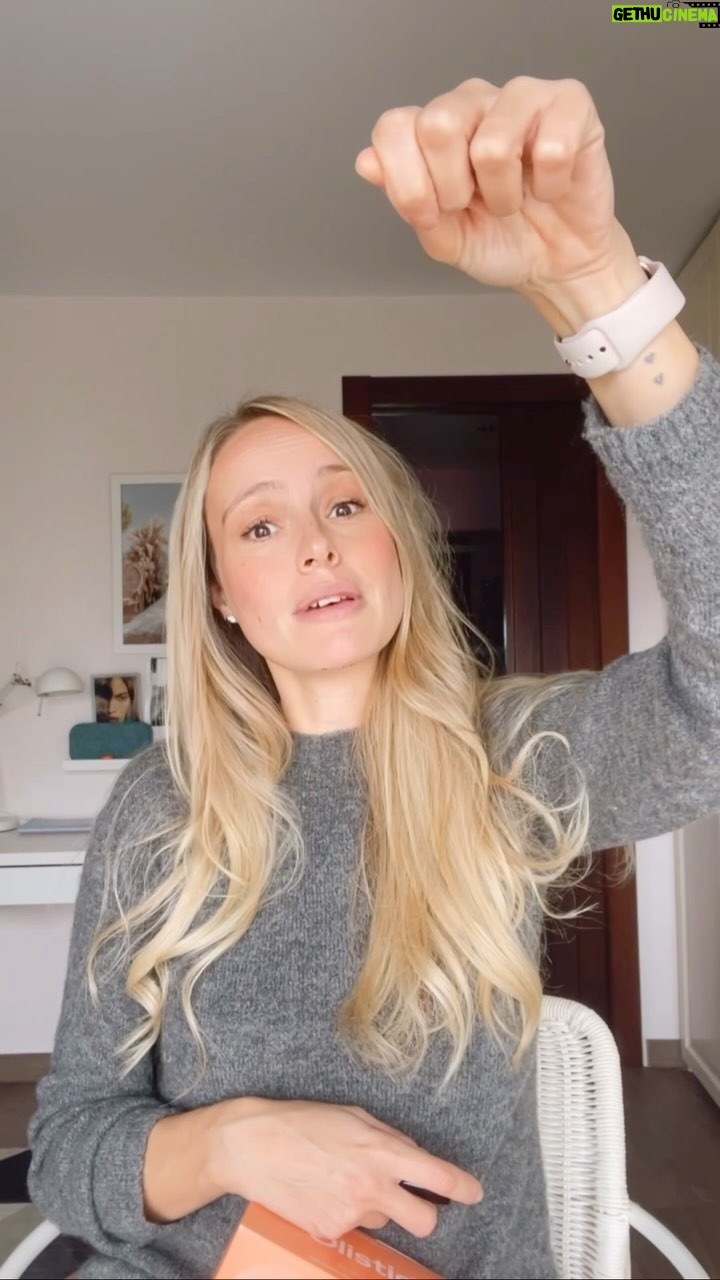 Esmeralda Moya Instagram - Atención ‼️ TRUCO ‼️ Aqui comparto uno de mis grandes trucos para frenar la caída del cabello. Siempre que algo me funciona me gusta compartirlo con vosotras por aquí, y es que me hace muy feliz resolver vuestra dudas y estar a vuestro lado para cuando lo necesitéis. Con los embarazos perdí mucho pelo pero ahora estoy encantada porque tomo unos viales diarios que hacen que cuide mi pelo desde dentro y prevenga la caída. Son 28 y descanso dos y forman parte de mi cuidado y rutina diaria cada mañana. A parte, hago deporte y hago una dieta sana y saludable para que los resultados sean 100% óptimos. Llevo tomando estos viales desde el mes de mayo y sinceramente, no se me cae el pelo como en años anteriores, aquí tenéis la prueba! Os cuento que son de @olistic_science , además, con mi código ESMERALDAMOYA20 tendréis un 20% de descuento ✨ #nocaida #publi