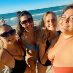 Esmeralda Moya Instagram - Hace un año estábamos así de divis y yo un nerviosa no, lo siguiente 🫶🏼. Playa, amigas y boda con el amor de mi vida.