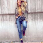 Esmeralda Moya Instagram – Yo no lo puedo evitar, ¿quién se apunta a la moda de calcetín con mercedita o sandalia? Yo sí, me encanta y me enamoran como quedan estas merceditas de @calzadospitillos .

 Me habéis preguntado por mis zapatos y nada, solo comentaros que son de esta temporada y que están en color negro, aunque a mí me gustan en burdeos, los veo más ponibles y combinables con jeans, falda, vestidos…

 Os abrazo fuerte familia, gracias por estar conmigo. 💫