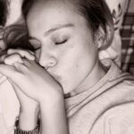 Esmeralda Moya Instagram - Quisiera vivir infinitos años para besar cada noche la mano de la personita que dio sentido a todo hace 10 años. Es mi ser de luz.