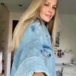 Esmeralda Moya Instagram - Recuerdo que cuando era pequeña, en el cole me llamaban “pocas pecas”, “boca buzón” y muchas cosas más que evidentemente me dolían. Me dolían hasta el punto de no querer volver al cole. A día de hoy me siento feliz de tener pecas y tener boca buzón, porque es mi seña identidad, mi sonrisa y mis pecas ☺️ Cada día veo a algunas personas que me hicieron tan infeliz en el cole, algunas personas muchos años más tarde me han pedido perdón, otras no, pero no importa. Tengo algo muy poderoso y es transformar el dolor en experiencia y seguir para delante. Que vivan las pecas SIEMPRE.