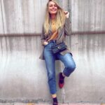 Esmeralda Moya Instagram – Yo no lo puedo evitar, ¿quién se apunta a la moda de calcetín con mercedita o sandalia? Yo sí, me encanta y me enamoran como quedan estas merceditas de @calzadospitillos .

 Me habéis preguntado por mis zapatos y nada, solo comentaros que son de esta temporada y que están en color negro, aunque a mí me gustan en burdeos, los veo más ponibles y combinables con jeans, falda, vestidos…

 Os abrazo fuerte familia, gracias por estar conmigo. 💫