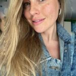 Esmeralda Moya Instagram - Recuerdo que cuando era pequeña, en el cole me llamaban “pocas pecas”, “boca buzón” y muchas cosas más que evidentemente me dolían. Me dolían hasta el punto de no querer volver al cole. A día de hoy me siento feliz de tener pecas y tener boca buzón, porque es mi seña identidad, mi sonrisa y mis pecas ☺️ Cada día veo a algunas personas que me hicieron tan infeliz en el cole, algunas personas muchos años más tarde me han pedido perdón, otras no, pero no importa. Tengo algo muy poderoso y es transformar el dolor en experiencia y seguir para delante. Que vivan las pecas SIEMPRE.