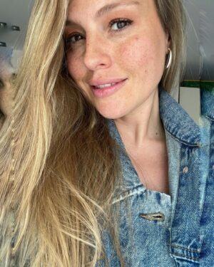 Esmeralda Moya Instagram - Recuerdo que cuando era pequeña, en el cole me llamaban “pocas pecas”, “boca buzón” y muchas cosas más que evidentemente me dolían. Me dolían hasta el punto de no querer volver al cole. A día de hoy me siento feliz de tener pecas y tener boca buzón, porque es mi seña identidad, mi sonrisa y mis pecas ☺️

 Cada día veo a algunas personas que me hicieron tan infeliz en el cole, algunas personas muchos años más tarde me han pedido perdón, otras no, pero no importa. Tengo algo muy poderoso y es transformar el dolor en experiencia y seguir para delante.

 Que vivan las pecas SIEMPRE.