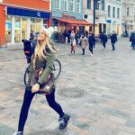 Esmeralda Moya Instagram - Rostock 🇩🇪 El tiempo que nunca volverá. No sabéis lo bonito que está el norte de Alemania en estas fechas con sus mercados navideños. Como me gusta esta época del año y como lo estaba esperando… Hay que disfrutar y exprimir el tiempo al máximo, el tiempo que nunca volverá…