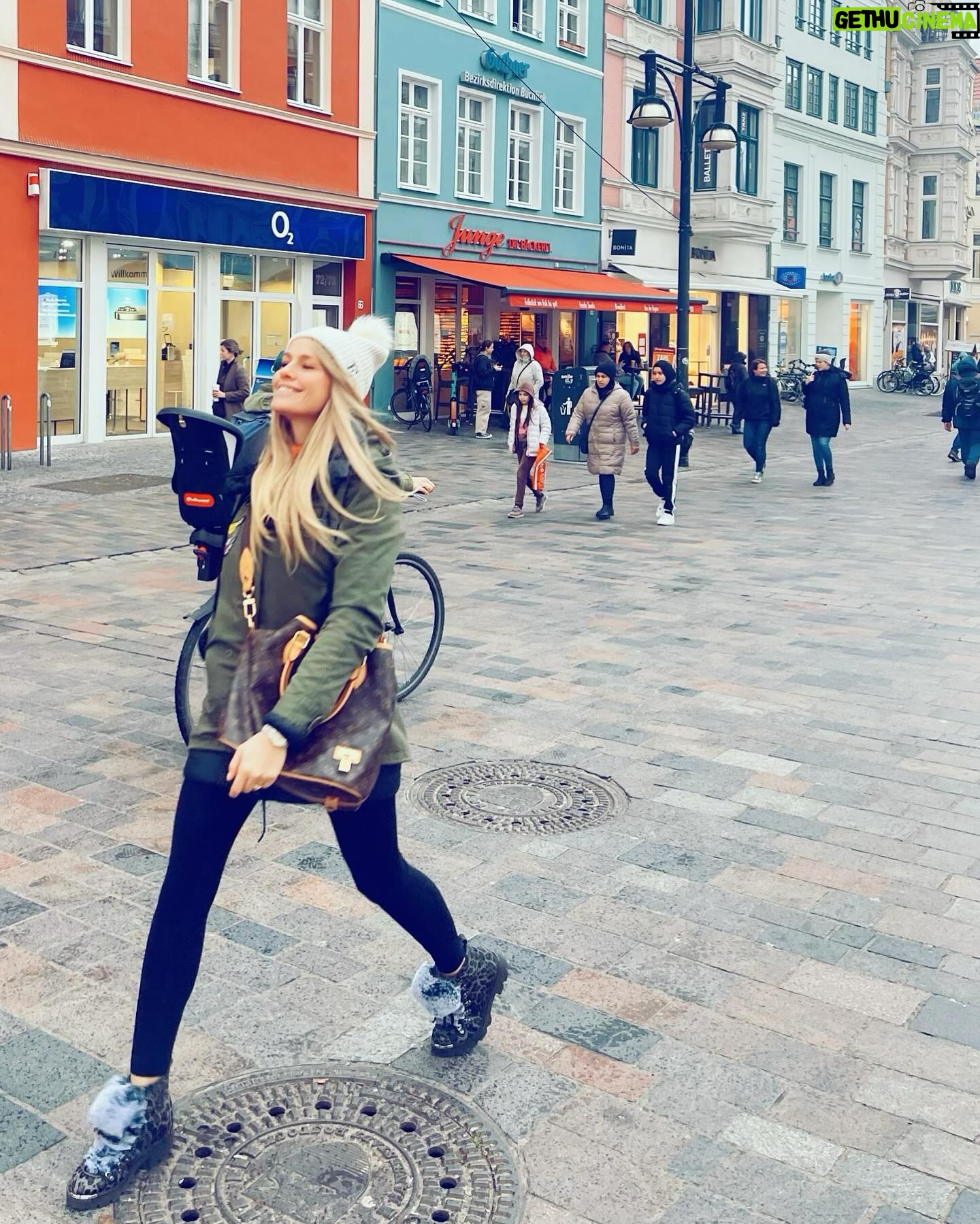 Esmeralda Moya Instagram - Rostock 🇩🇪 El tiempo que nunca volverá. No sabéis lo bonito que está el norte de Alemania en estas fechas con sus mercados navideños. Como me gusta esta época del año y como lo estaba esperando… Hay que disfrutar y exprimir el tiempo al máximo, el tiempo que nunca volverá…