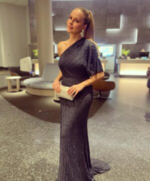 Esmeralda Moya Instagram - Un día especial con un vestido especial… Han sido días de muchas celebraciones y emociones. 

Os quiero ✨

Vestido @rosa_clara
