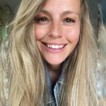 Esmeralda Moya Instagram - Recuerdo que cuando era pequeña, en el cole me llamaban “pocas pecas”, “boca buzón” y muchas cosas más que evidentemente me dolían. Me dolían hasta el punto de no querer volver al cole. A día de hoy me siento feliz de tener pecas y tener boca buzón, porque es mi seña identidad, mi sonrisa y mis pecas ☺️ Cada día veo a algunas personas que me hicieron tan infeliz en el cole, algunas personas muchos años más tarde me han pedido perdón, otras no, pero no importa. Tengo algo muy poderoso y es transformar el dolor en experiencia y seguir para delante. Que vivan las pecas SIEMPRE.