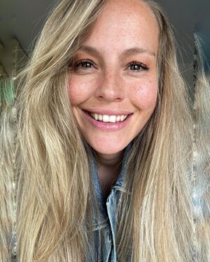 Esmeralda Moya Instagram - Recuerdo que cuando era pequeña, en el cole me llamaban “pocas pecas”, “boca buzón” y muchas cosas más que evidentemente me dolían. Me dolían hasta el punto de no querer volver al cole. A día de hoy me siento feliz de tener pecas y tener boca buzón, porque es mi seña identidad, mi sonrisa y mis pecas ☺️

 Cada día veo a algunas personas que me hicieron tan infeliz en el cole, algunas personas muchos años más tarde me han pedido perdón, otras no, pero no importa. Tengo algo muy poderoso y es transformar el dolor en experiencia y seguir para delante.

 Que vivan las pecas SIEMPRE.