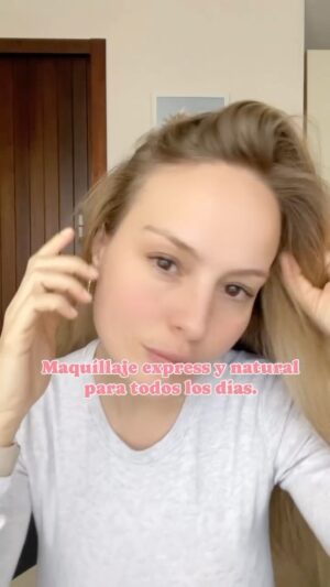 Esmeralda Moya Instagram - Atención! Chicas, el maquillaje express, natural y sencillo para todos los días. Es como me maquillo en el día a día y os prometo que no tardo más de 5 minutos, es solo un chin de luz y a salir corriendo a trabajar!

 Tengo que deciros que me encanta el maquillaje, soy muy fan de todos los productos y me encanta probar e innovar. En  este caso, como os decía es sencillo y no tardo nada!

 Espero que os guste 🫶🏼 Cualquier duda no dudéis en preguntarme 💫.